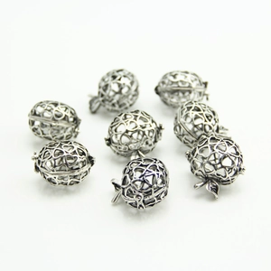Pendentifs évidés en forme de pomme rétro avec motifs de cœur en finition argent antique