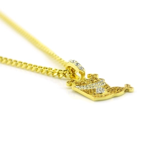Détail macro du pendentif frites hip hop avec strass sur chaîne cubaine dorée