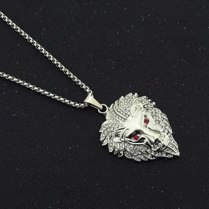Makroaufnahme von Silber-Hip-Hop-Löwenanhänger mit roten Augen und weißen Diamanten