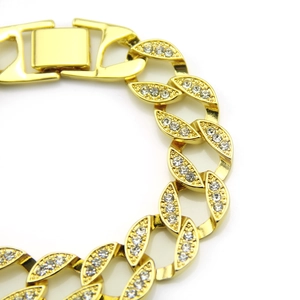 Makro-Detail von goldenem Panzerarmband mit funkelndem Pavé-Besatz aus Kristallen