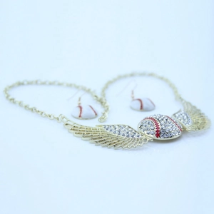 Set gioielli baseball con ali dorate e strass brillanti collana ed orecchini