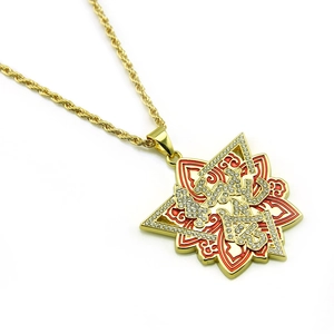 Collier chaîne dorée avec pendentif hexagramme, émail rouge et caractères arabes