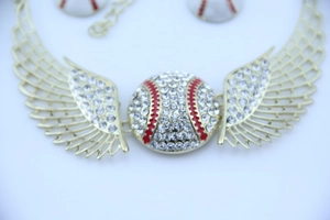 Dettaglio del set collana con ciondolo ala da baseball e orecchini a lobo con strass
