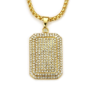 Makro-Detail des vereisten Hip-Hop-Militäranhängers mit Diamanten und goldener quadratischer Kette