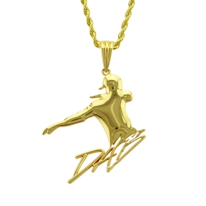 Gouden hiphop-halsketting met hanger in dansersilhouet, artistieke letters en gedraaide ketting