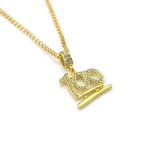 Macro di una collana hip hop dorata con ciondolo a forma di emoji 100 punti con zirconi