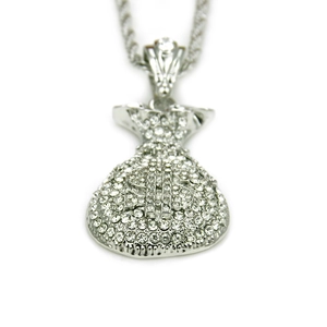 Détail du pendentif sac d'argent argenté avec cristaux et signe dollar sur chaîne