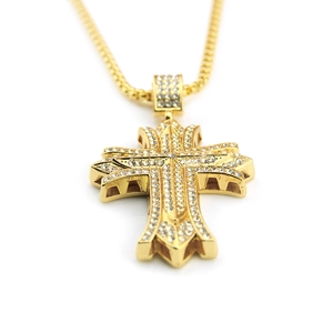 Macro de pendentif croix 3D plaqué or avec gravures florales et zircons cubiques brillants