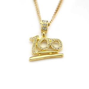 Dettaglio collana hiphop oro con pendente numero 100 ghiacciato e cristalli incastonati