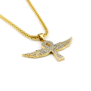 Collana hip-hop dorata con pendente a croce Ankh alata e strass scintillanti