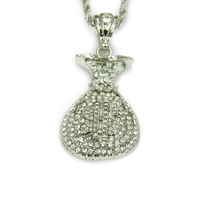 Détail du pendentif sac d'argent hip-hop avec cristaux sur une chaîne torsadée argentée
