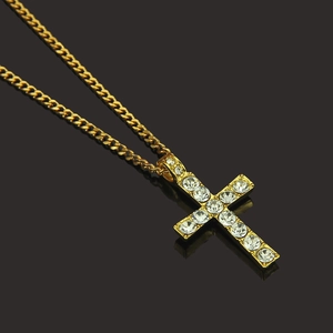 Pendentif croix dorée hip hop avec cristaux clairs sur une chaîne à mailles cubaines