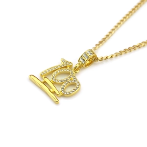 Dettaglio della collana hip-hop dorata con pendente 100 in strass bianchi e catena cubana