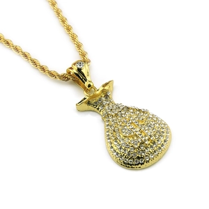 Détail du pendentif sac d'argent doré avec cristaux et chaîne à mailles torsadées