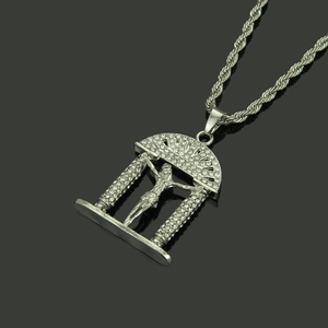 Pendentif crucifix hip hop argenté avec strass blancs sur une chaîne de type corde