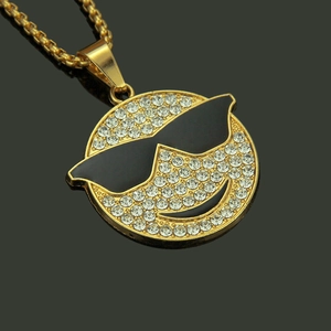 Collier hip hop doré avec pendentif smiley luxueux serti de strass et lunettes de soleil