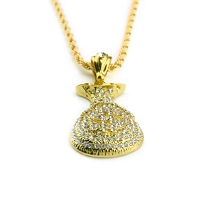 Détail d'un pendentif sac d'argent doré avec strass scintillants et chaîne de style hiphop