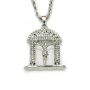 Détail du pendentif crucifix hip-hop en argent serti de strass sur une chaîne corde