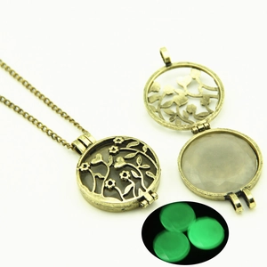 Vintage Alloy Hollow Locket Pendant Necklace Glow In The Dark Round Tree Of Life Flower Pattern Luminous Stone Jewelry
