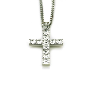 Gros plan du pendentif croix en argent hip hop avec dix cristaux étincelants incrustés