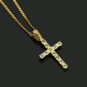 Collier pendentif croix dorée hip hop avec pierres claires et chaîne gourmette sur noir