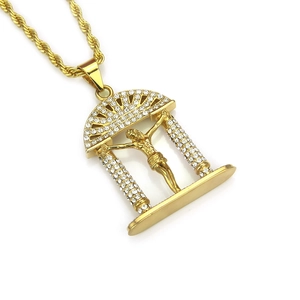 Détail du collier pendentif crucifix Jésus doré avec strass brillants et chaîne torsadée