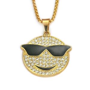 Détail du collier hip hop doré avec pendentif smiley serti de strass et lunettes