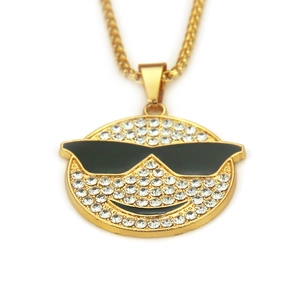 Collier avec pendentif visage souriant doré et strass brillants style hip hop unisexe