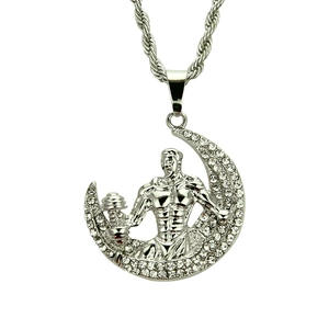 Collier lune argentée avec homme musclé tenant un haltère et cristaux étincelants