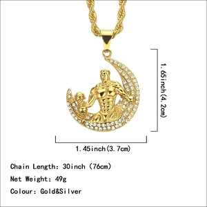 Pendentif croissant de lune doré avec relief d'homme musclé et oxydes de zirconium