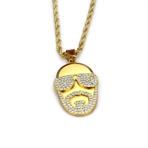 Collier hip hop avec chaîne dorée et pendentif de visage d'homme serti de strass blancs