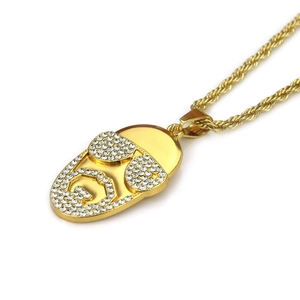 Gros plan du pendentif hip hop avec motif tête glacée et chaîne en or torsadée