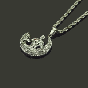 Détail du pendentif homme musclé sur croissant de lune avec chaîne torsadée argent