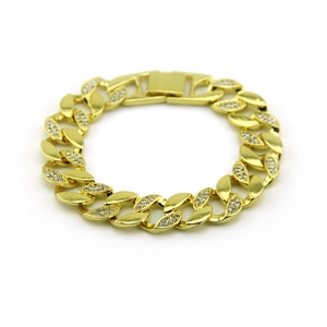 Gros plan d'un bracelet gourmette cubain doré hip hop serti de strass sur fond blanc