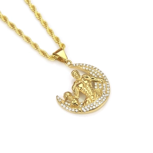 Détail du pendentif croissant de lune doré avec homme musclé et pierres de zircon blanc