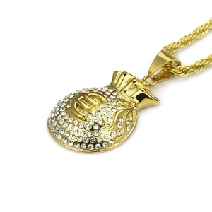 Detalle del colgante de bolsa de dinero hip hop en oro con signo de dólar y brillantes