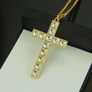 Collier croix hip hop doré avec zircons carrés et chaîne cubaine sur boîte à bijoux