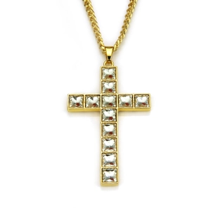 Vue détaillée du collier croix hip hop plaqué or avec cristaux carrés étincelants