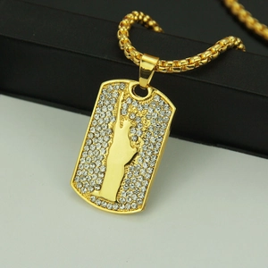 Collier avec pendentif Statue de la Liberté en or poli et incrustation de cristaux