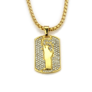 Détail du collier plaque militaire dorée avec Statue de la Liberté et strass incrustés