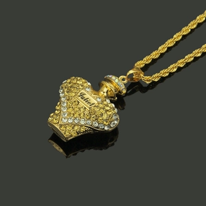 Collier pendentif bouteille de parfum cœur doré avec gravure Juliet et strass brillants
