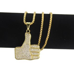Collier hip hop doré avec pendentif pouce levé serti de strass brillants et éclatants
