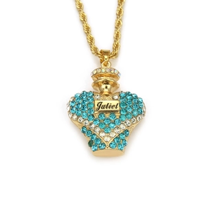 Détail macro du pendentif flacon de parfum coeur doré avec strass bleus et gravure Juliet