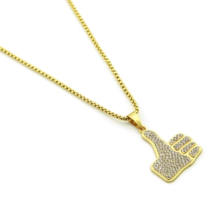 Gros plan du pendentif pouce hip hop doré avec micro-strass glacés et chaîne à mailles box