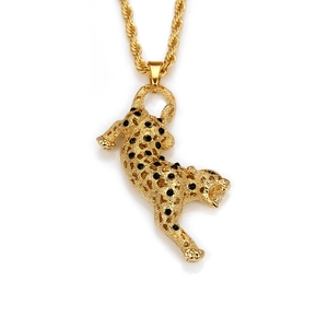 Détail du pendentif léopard doré avec strass noirs sur une chaîne de type corde