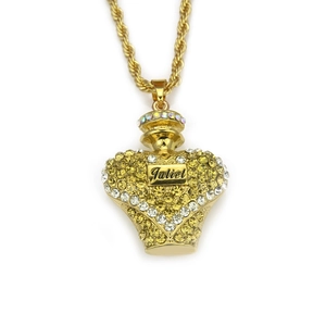 Détail macro du pendentif flacon de parfum en forme de cœur orné de strass jaunes et Juliet