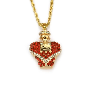 Détail du pendentif flacon de parfum cœur avec strass et gravure Juliet sur chaîne