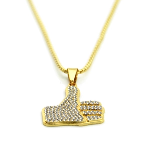 Détail du pendentif doré hip hop pouce levé serti de cristaux brillants sur fond blanc