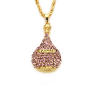 Détail du collier flacon de parfum doré avec cristaux roses et gravure Parfum