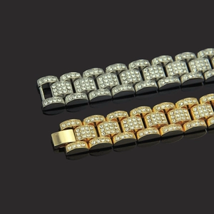 Bracelet hip-hop luxueux avec strass blancs sertis, disponible en finitions or et argent